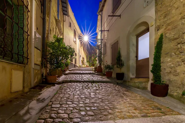 Arles. Old narrow street in the historic center of the city. — Stock Photo, Image