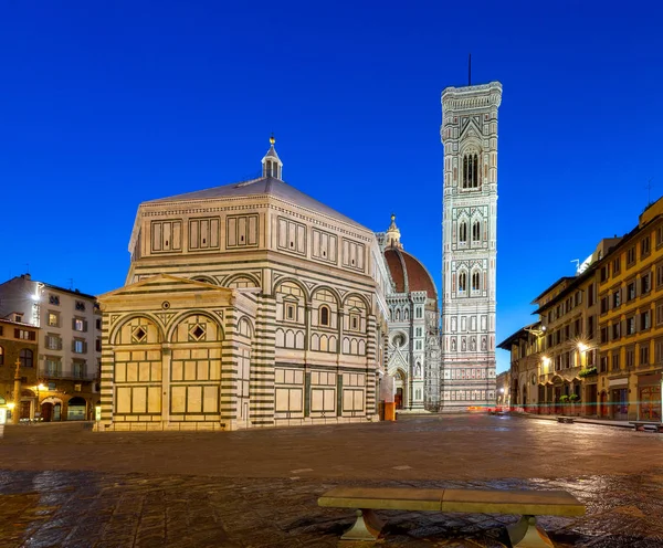 Florencie. Baptisterium v noci. — Stock fotografie