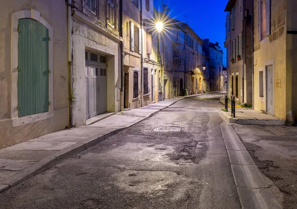 Arles. Stará úzká ulice v historickém centru města. — Stock fotografie