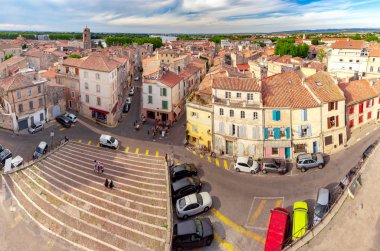 Arles. Gün batımında şehrin panoramik hava manzarası.