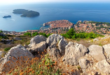 Güneşli bir sabahta Dubrovnik şehrinin manzaralı manzarası.
