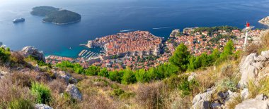 Güneşli bir sabahta Dubrovnik'in panoramik havadan görünümü.