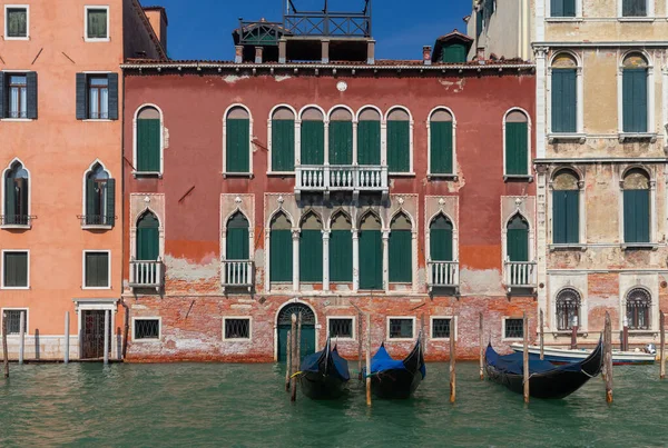 Venecia. Casas antiguas sobre el canal. — Foto de Stock