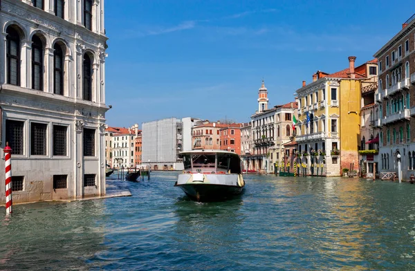 Venedig. Alte Häuser über dem Kanal. — Stockfoto