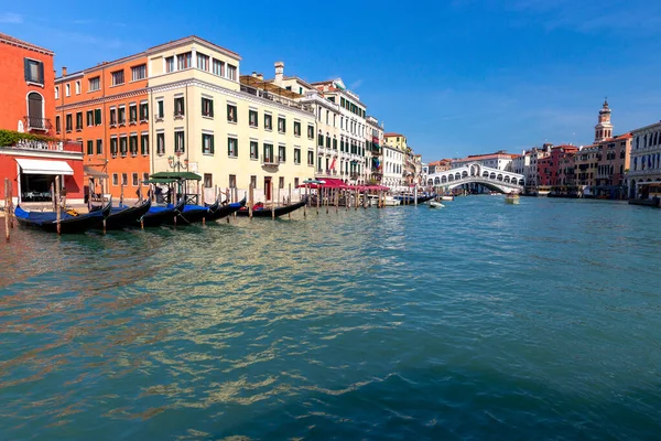 Venezia. Vecchie case sul canale. Foto Stock Royalty Free