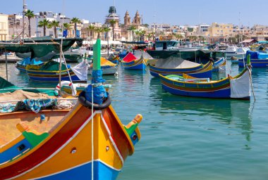 Marsaxlokk. Geleneksel tekneler eski limanda Luzzu.