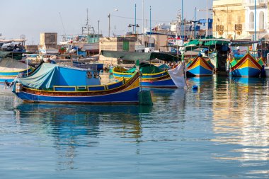 Marsaxlokk. Geleneksel tekneler eski limanda Luzzu.