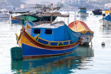 Marsaxlokk. Geleneksel tekneler eski limanda Luzzu.