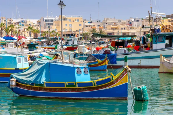 Marsaxlokk. 옛 항구에 있는 전통적 인 배인루 주호. — 스톡 사진