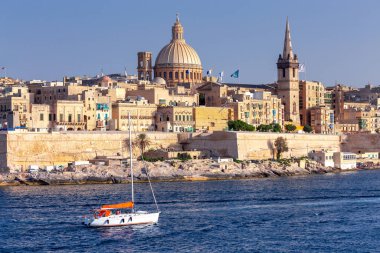 Valletta. Güneşli bir günde St Paul Katedrali Binası.