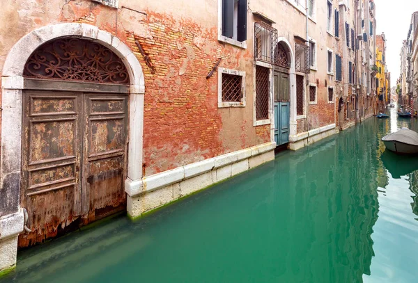 Venedig. Alte Häuser über dem Kanal. — Stockfoto