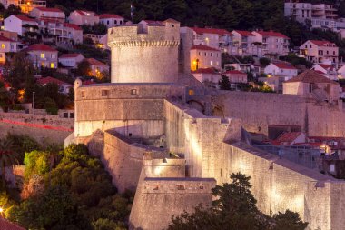 Gün batımında Dubrovnik ve Minchet Kulesi 'nin hava görüntüsü..