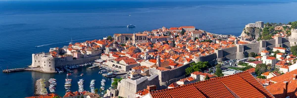 Vista aérea panorâmica de Dubrovnik em uma manhã ensolarada . — Fotografia de Stock