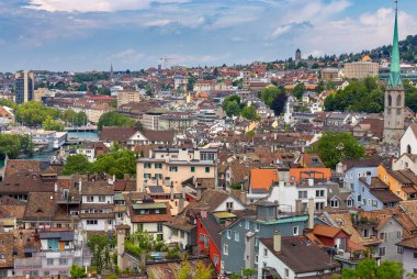 Şehir çatıları ve kuleleri havadan görünümü. Zürih. İsviçre.