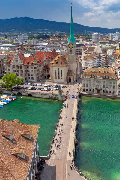 Luftaufnahme von Dächern und Türmen der Stadt. Zürich. Schweiz. — Stockfoto