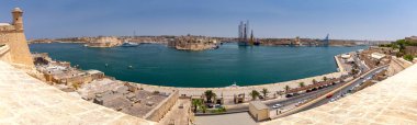Malta. Sabahın erken saatlerinde şehrin ve körfezin panoramik manzarası.