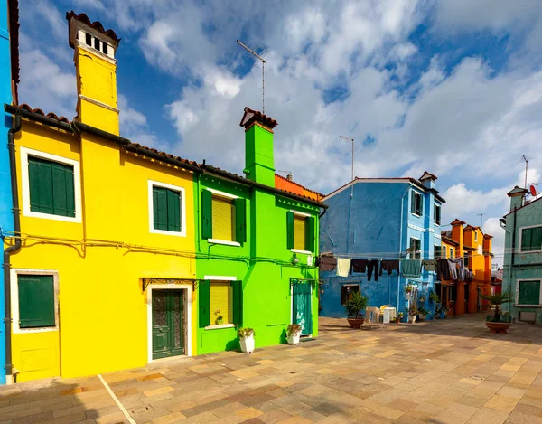 Fachadas de casas antiguas tradicionales en la isla de Burano. — Foto de Stock