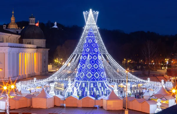Vilnius. Merkez meydanda Noel ağacı.