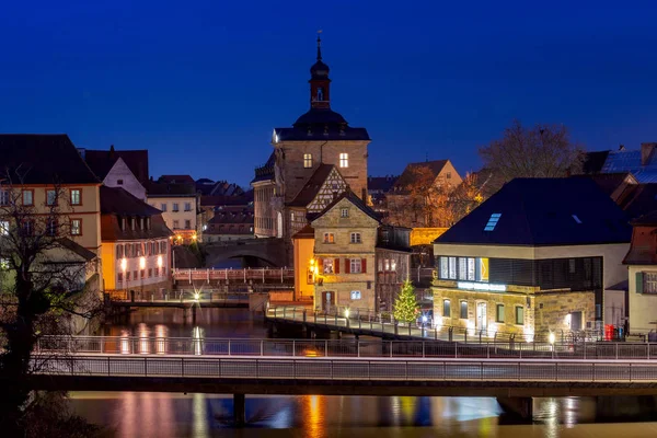 Bamberg. Gece aydınlığında eski bir şehir.