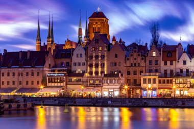 Gdansk. Gece aydınlığında şehir seti.