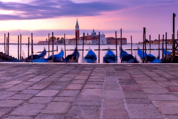 Grande lagoa veneziana e passeio ao amanhecer. — Fotografia de Stock