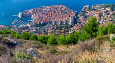 Güneşli bir sabahta Dubrovnik'in panoramik havadan görünümü.