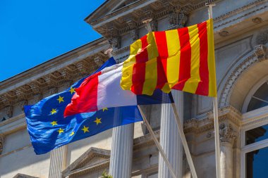 Avignon. Belediye binasında ulusal bayraklar.