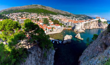 Dubrovnik. Gün batımında eski şehir duvarları ve kuleleri.