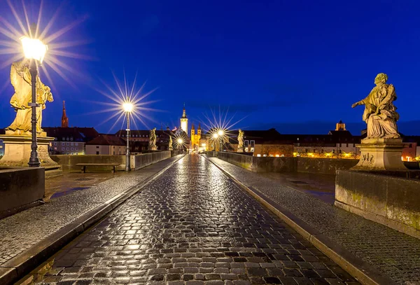 Wurzburg. Starý kamenný most při západu slunce. — Stock fotografie