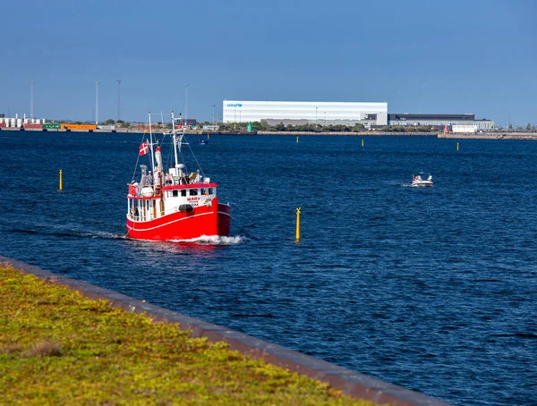 Копенгаген. Червоний човен.. — стокове фото