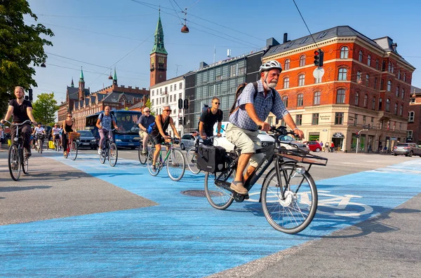 Kopenhaga. Rowerzyści na ulicy miejskiej. — Zdjęcie stockowe