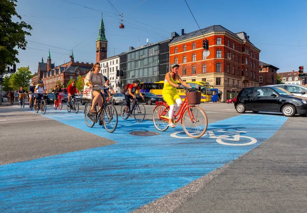 Copenhaga. Ciclistas em uma rua da cidade . — Fotografia de Stock