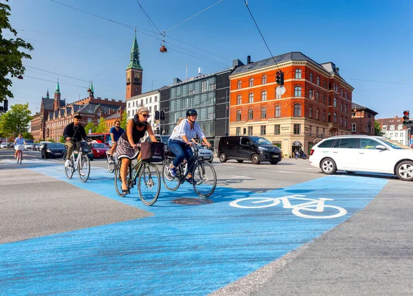 Copenhaga. Ciclistas em uma rua da cidade . — Fotografia de Stock