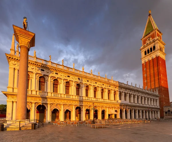 Venetië. St. Mark 's Square bij dageraad. — Stockfoto