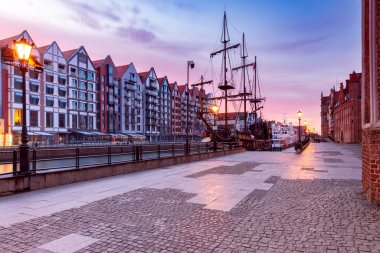 Gdansk. Şehir seti şafakta..