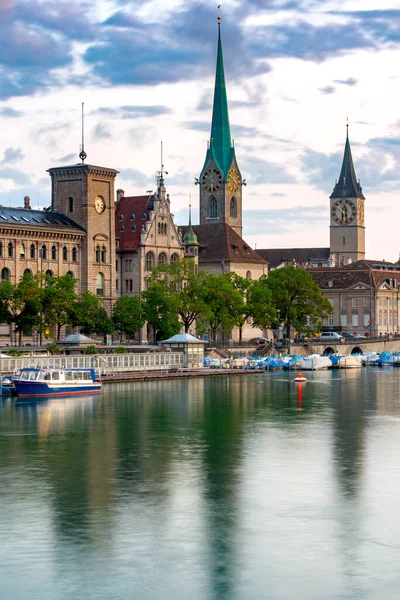 Zürich. Blick auf den Stadtdamm und die Fassaden alter Häuser. — Stockfoto
