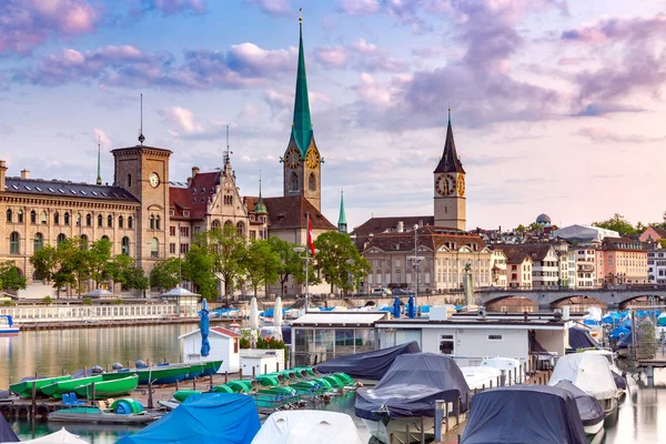 Zürich. Blick auf den Stadtdamm und die Fassaden alter Häuser. — Stockfoto