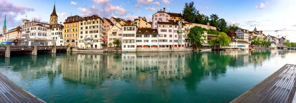 Zürich. Panoramablick auf die Stadtpromenade und im Morgengrauen. — Stockfoto