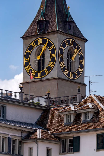 チューリッヒ。都市時計を持つ古い中世の塔. — ストック写真