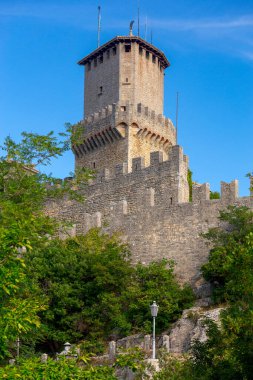San Marino 'da. Dağın tepesinde eski taş kuleler.