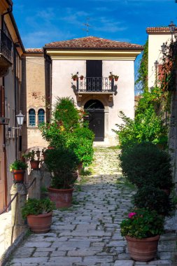 San Marino Cumhuriyeti. Güneşli bir günde eski bir sokak.