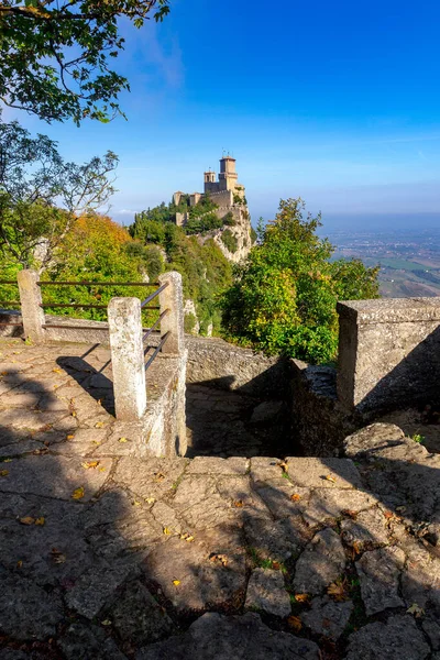 San Marino. Staré kamenné věže na vrcholu hory. — Stock fotografie