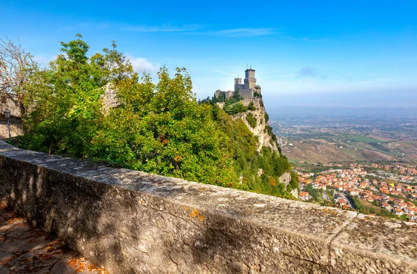 San Marino. Staré kamenné věže na vrcholu hory. — Stock fotografie