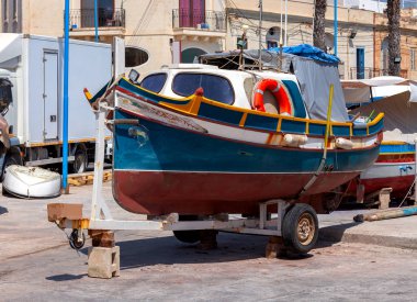 Marsaxlokk. Geleneksel tekneler eski limanda Luzzu.