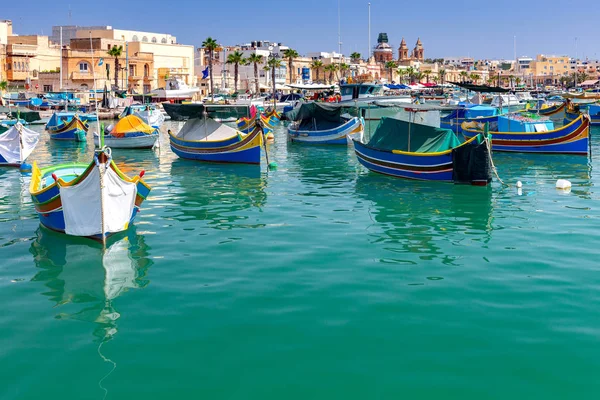 Marsaxlokk. Geleneksel tekneler eski limanda Luzzu. — Stok fotoğraf