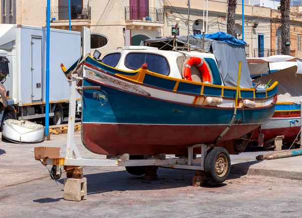 Marsaxlokk. Traditionella båtar Luzzu i gamla hamnen. — Stockfoto