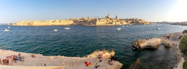 Marsaxlokk, Valletta - 7 Temmuz 2019: Eski Şehir ve güneş batarken körfezin panoramik manzarası. Valletta. Malta.