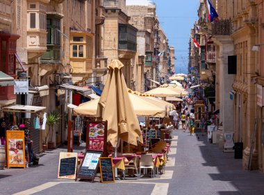 Marsaxlokk, Valletta - 9 Temmuz 2019: Valletta 'da tipik bir ortaçağ sokağı. Malta.