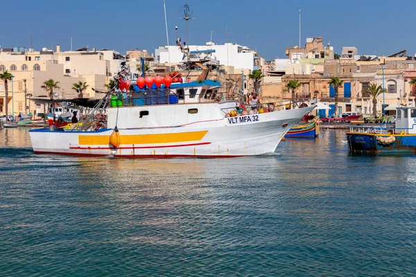 Marsaxlokk Valletta Temmuz 2019 Marsaxlokk Köyünün Körfezinde Geleneksel Balıkçı Tekneleri — Stok fotoğraf