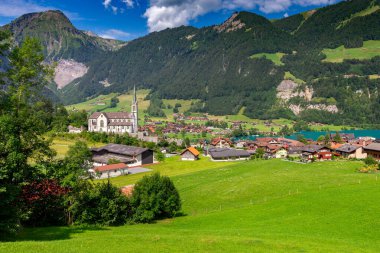 İsviçre Alplerinde eski bir ortaçağ köyü.